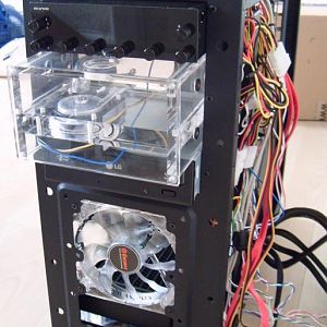 Front detail showing the installed fan controller, res/pump combo, DVD rewriter and intake 120mm Enermax Everest TWISTER