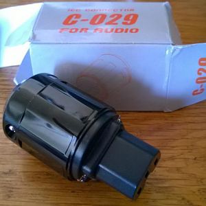 The non-l33t IED C21 power plug.