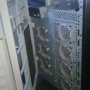 Front with 4x 82mm (right) 3x 92mm (left)